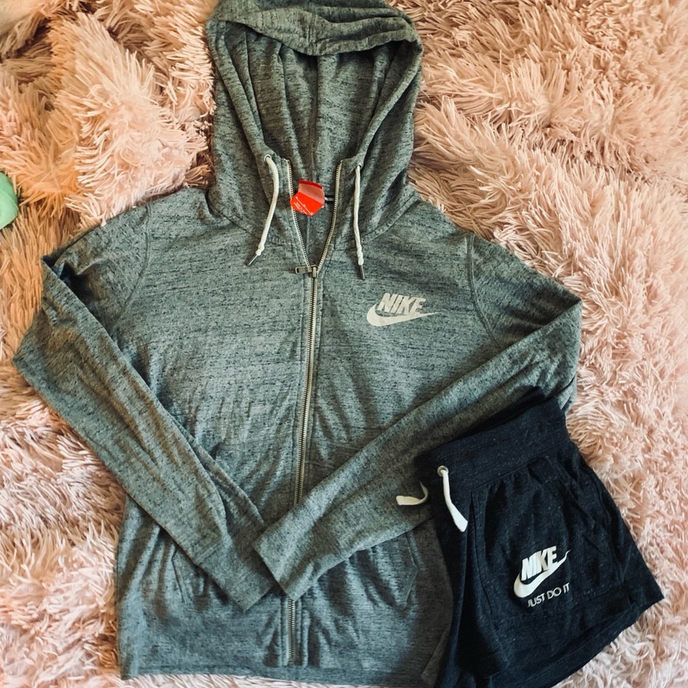 Grey vintage Nike zip up hoodie!